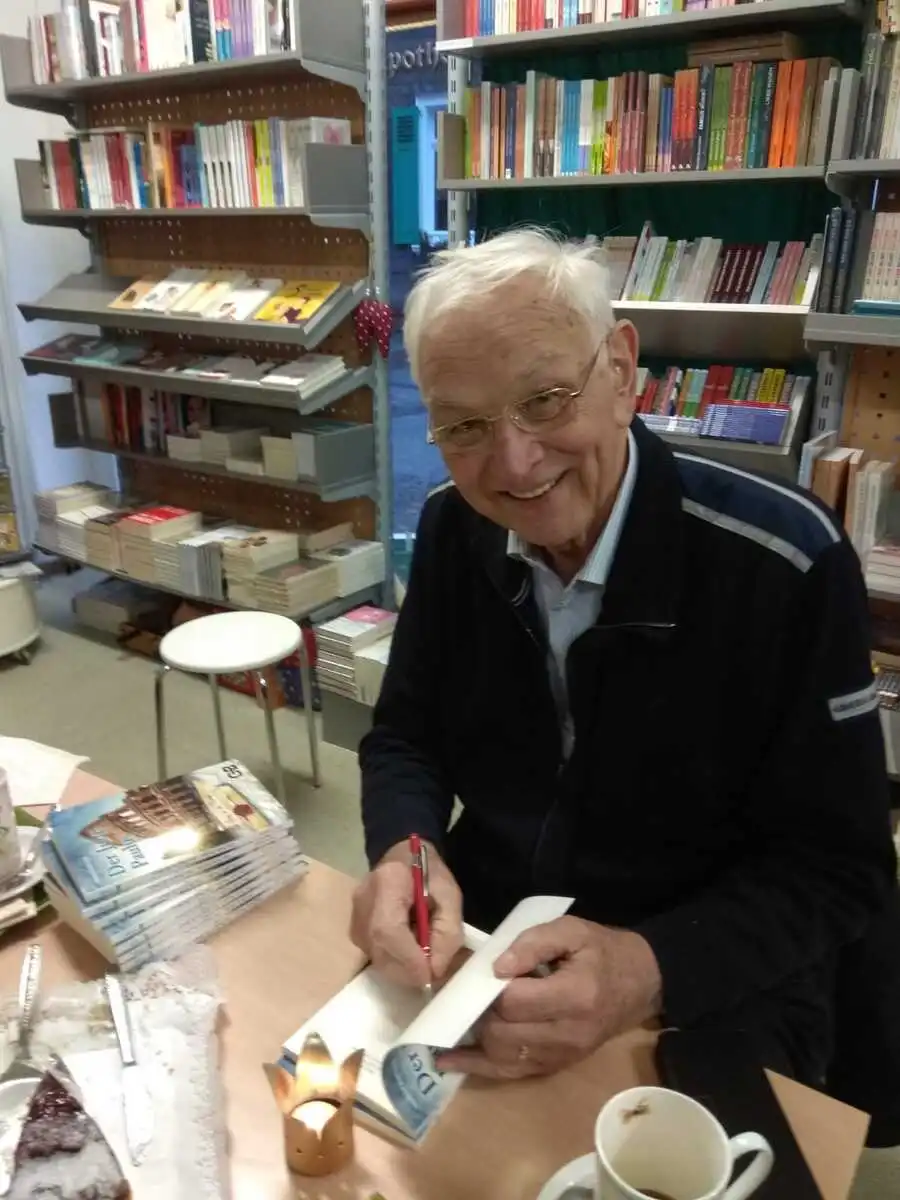 Autor Horst Krüger signiert sein Buch "Der Jude Paulus"
