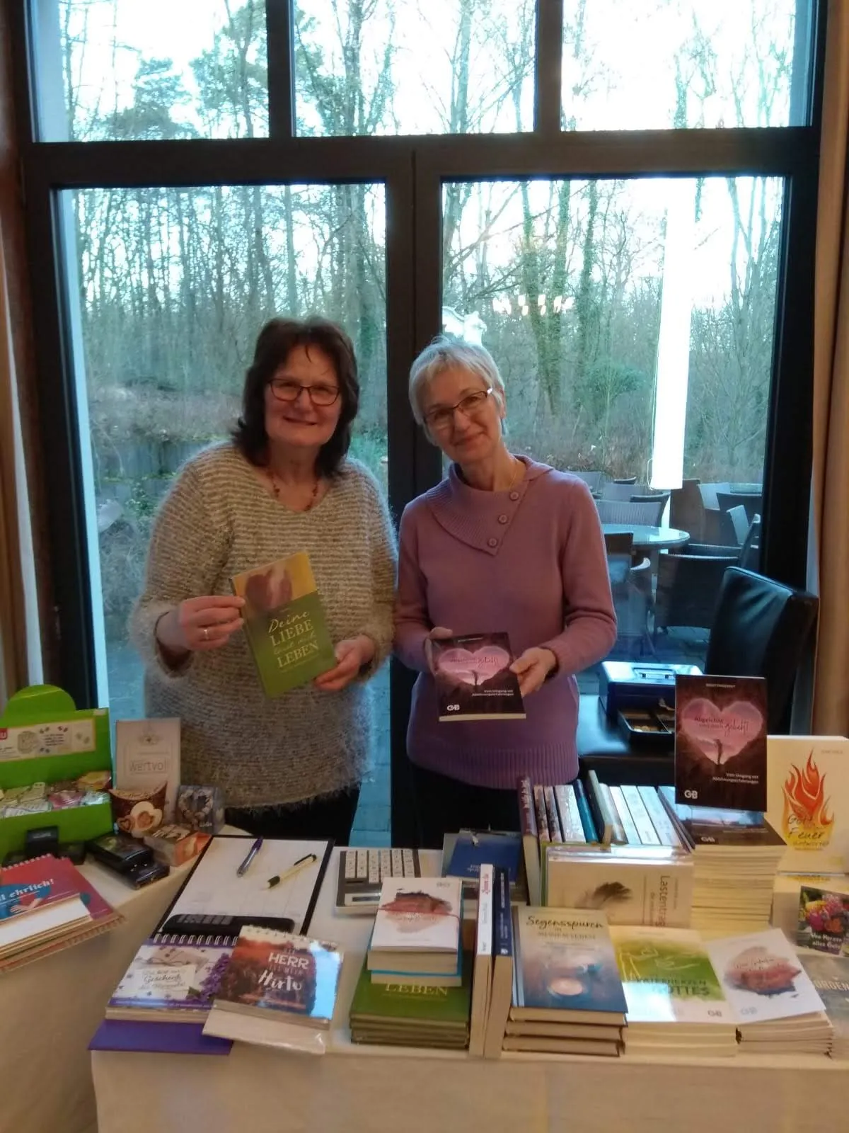 Elisabeth beim Büchertischeinsatz